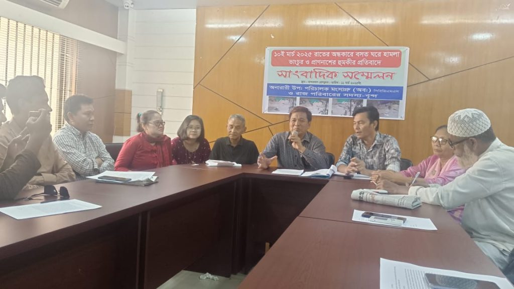 বান্দরবানে রাজ পরিবারের সদস্যদের বসতঘরে হামলা ও প্রাণনাশের হুমকিতে সংবাদ সম্মেলন।