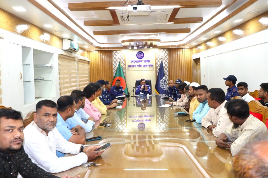 যানবাহন মালিক সমিতি, পরিবহনের সদস্য এবং সাংবাদিকবৃন্দের সাথে মতবিনিময় করেন পুলিশ সুপার।