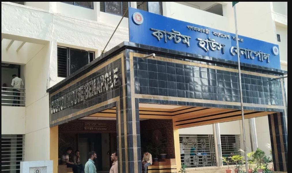 বেনাপোল বন্দরে পণ্য আমদানি কমলেও বেড়েছে রাজস্ব আয়।