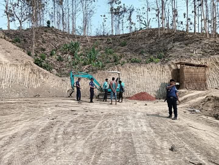 লামায় পাহাড় কেটে মাটি বিক্রি : ২ লাখ টাকা জরিমানা, স্কেভেটর জব্দ।