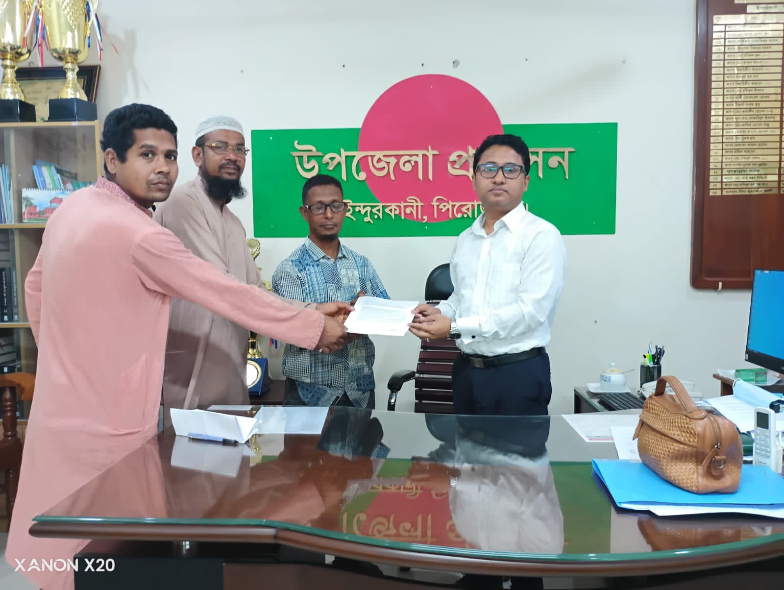 ইন্দুরকানীতে দৈনিক যায়যায়দিন-এর ডিক্লারেশন বন্ধের প্রতিবাদে মানববন্ধন ও স্মারকলিপি প্রদান।