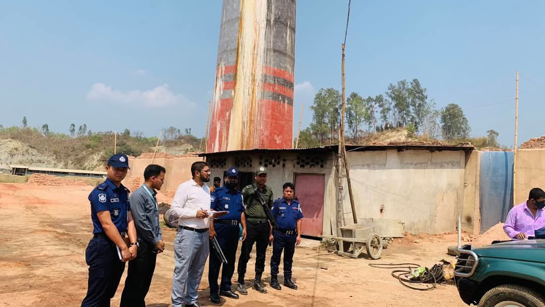 লামায় ব্রিকফিল্ডে প্রশাসনের অভিযান ৩ অবৈধ ব্রিকফিল্ডকে সাড়ে পাঁচ লাখ টাকা জরিমানা