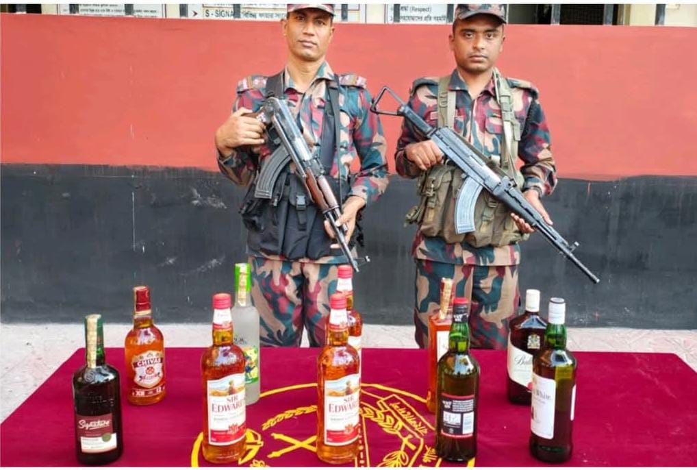 ভারতীয় গাঁজা বিদেশী মদ ও ব্যাটারীচালিত ভ্যান আটক।