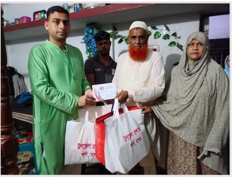 শহীদ আব্দুল্লাহর পিতা-মাতার হাতে ঈদ উপহার তুলে দিয়েছেন শার্শা উপজেলা নির্বাহী অফিসার।
