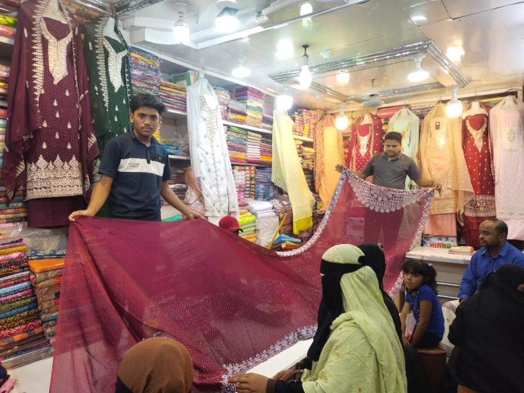 চন্দনাইশে ঈদের কেনাকাটায় ভরপুর শপিংমল।