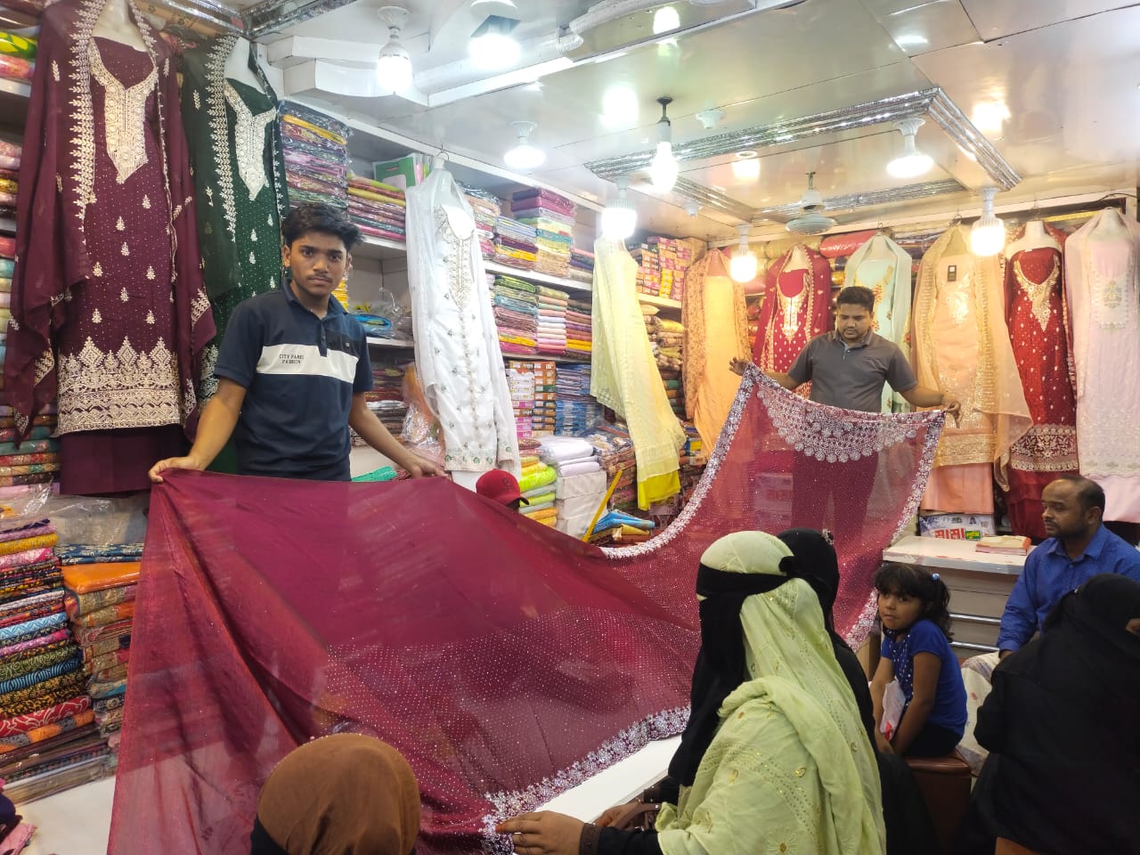চন্দনাইশে ঈদের কেনাকাটায় ভরপুর শপিংমল।