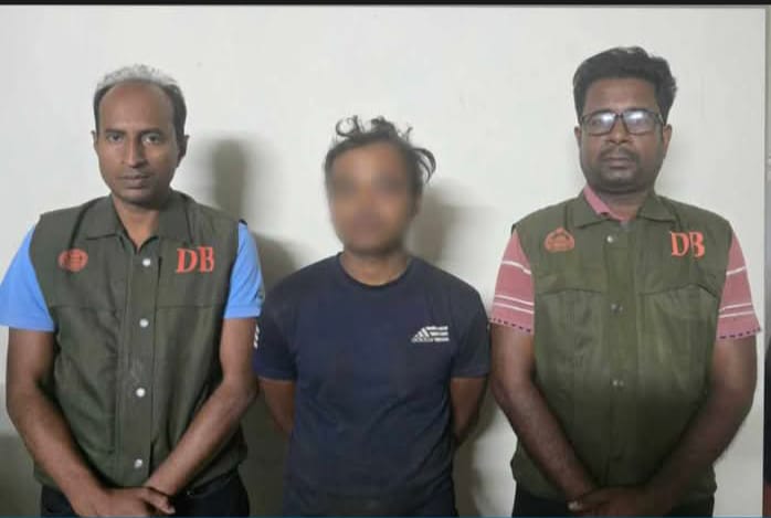 যশোর শহরের শংকরপুর এলাকার শীর্ষ সন্ত্রাসী জাফর যশোর ডিবি পুলিশের হাতে আটক।